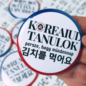 [kitűző] Koreaiul tanulok, persze, hogy mindennap 김치를 먹어요.