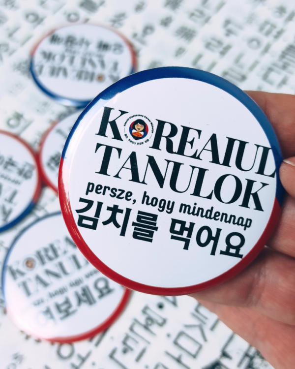 [kitűző] Koreaiul tanulok, persze, hogy mindennap 김치를 먹어요.